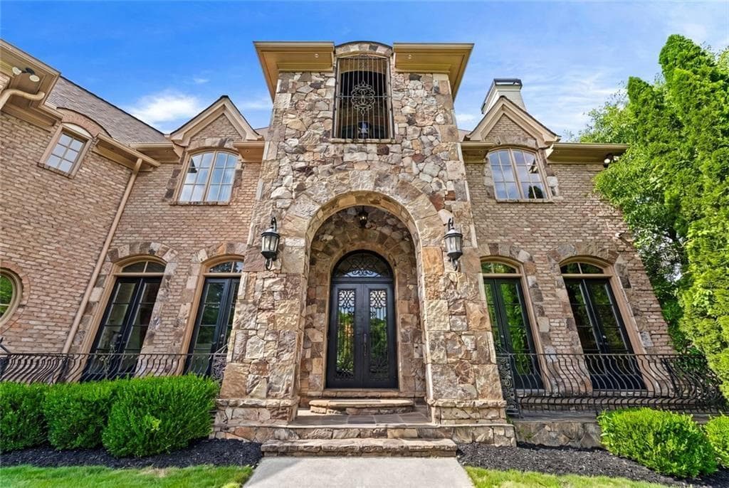 7 bedroom, 10 bathroom, 12,255 sq ft single family residence for sale at 453 Londonberry Road, Atlanta, GA 30327 — photo 2