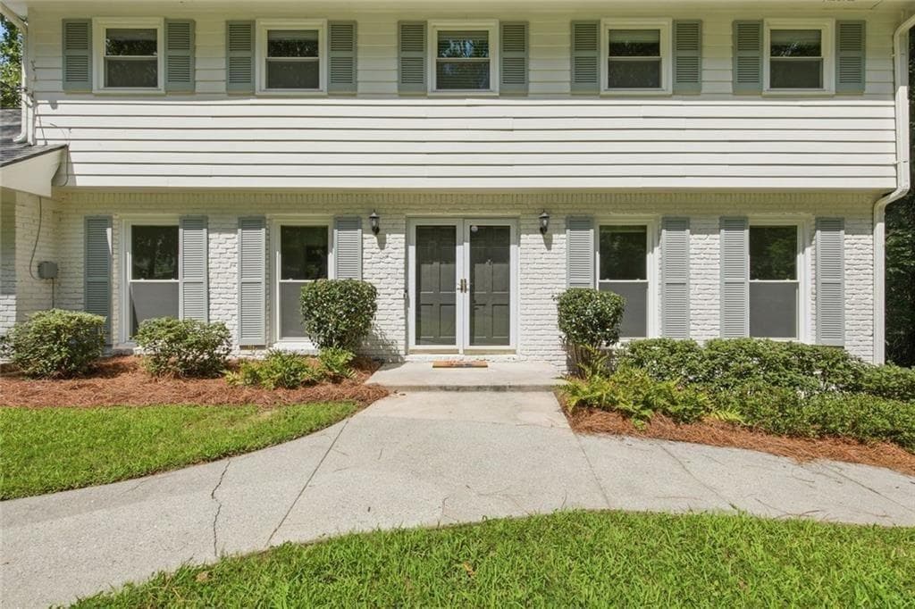 4 bedroom, 4 bathroom, 3,283 sq ft single family residence under contract at 4622 Kings Down Road, Atlanta, GA 30338 — photo 2