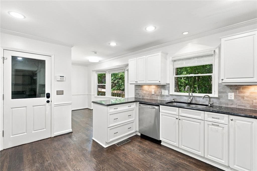 4 bedroom, 4 bathroom, 3,283 sq ft single family residence under contract at 4622 Kings Down Road, Atlanta, GA 30338 — photo 9