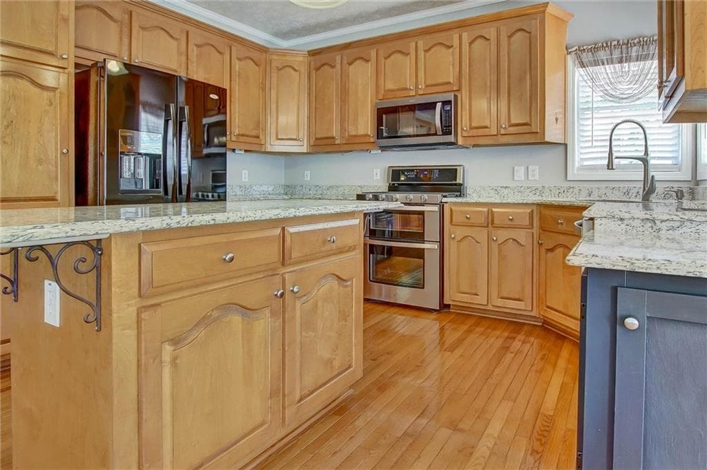6 bedroom, 4 bathroom, 4,393 sq ft single family residence for sale at 190 Baywatch Circle, Fayetteville, GA 30215 — photo 10