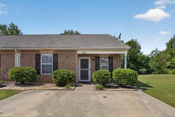 2 bedroom, 2 bathroom, 1,209 sq ft single family residence for sale at 1570 Louise Anderson Drive, Griffin, GA 30224