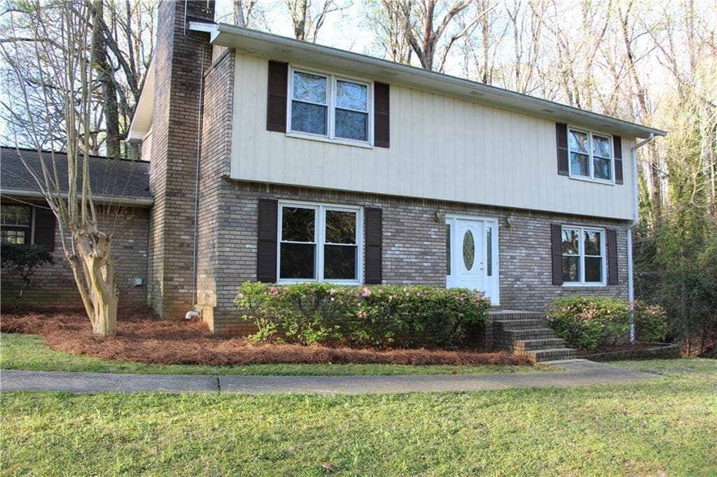 4 bedroom, 3 bathroom, 2,255 sq ft single family residence for sale at 620 Oakstone Way, Roswell, GA 30075 — photo 2