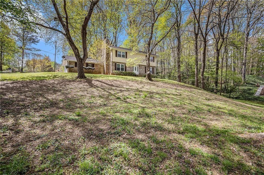 4 bedroom, 3 bathroom, 2,255 sq ft single family residence for sale at 620 Oakstone Way, Roswell, GA 30075 — photo 4