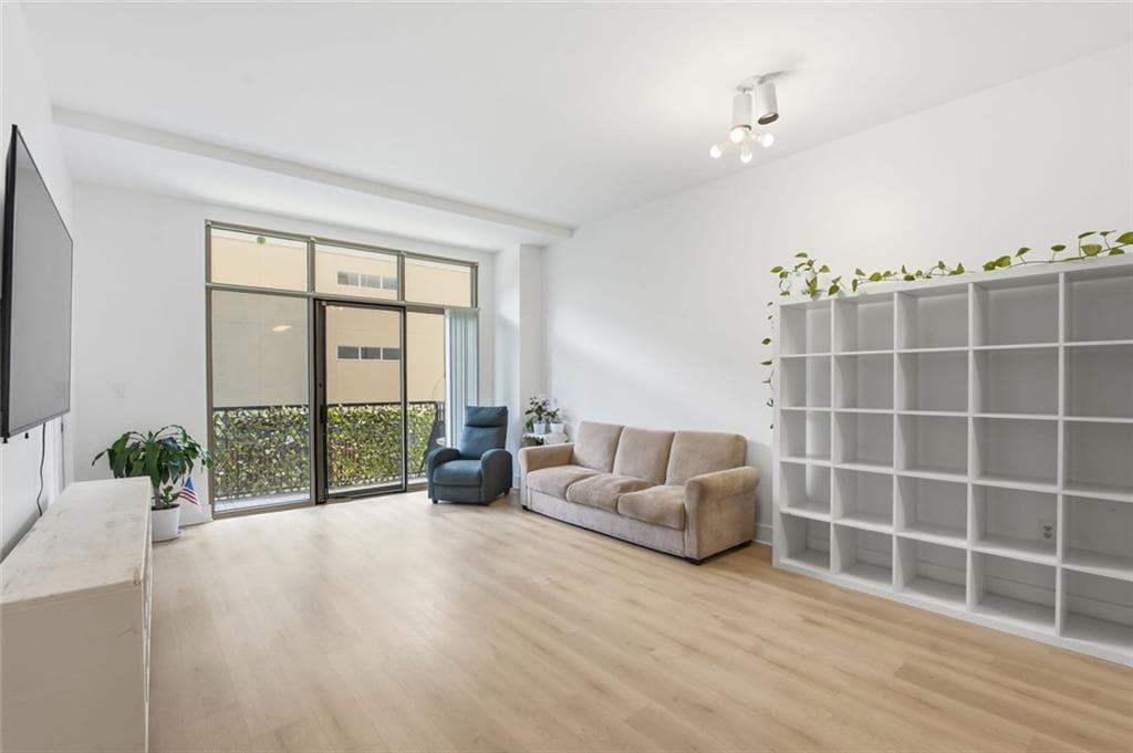 2 bedroom, 2 bathroom, 932 sq ft condominium for sale at 171 Auburn Avenue 210, Atlanta, GA 30303 — photo 2
