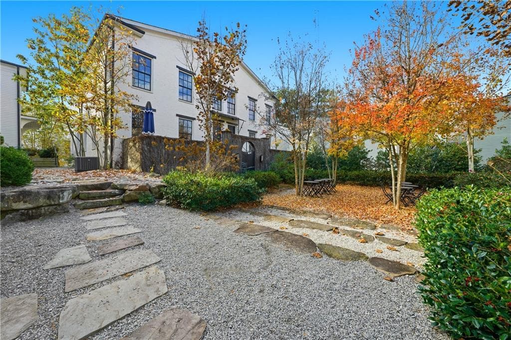 3 bedroom, 4 bathroom, 2,421 sq ft townhouse for sale at 2061 Telfair Circle, Atlanta, GA 30324 — photo 2