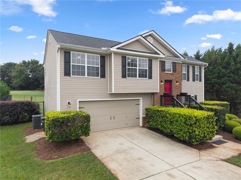 5 bedroom, 3 bathroom, 1,854 sq ft single family residence under contract at 1104 Hummingbird Way, Winder, GA 30680 — photo 2