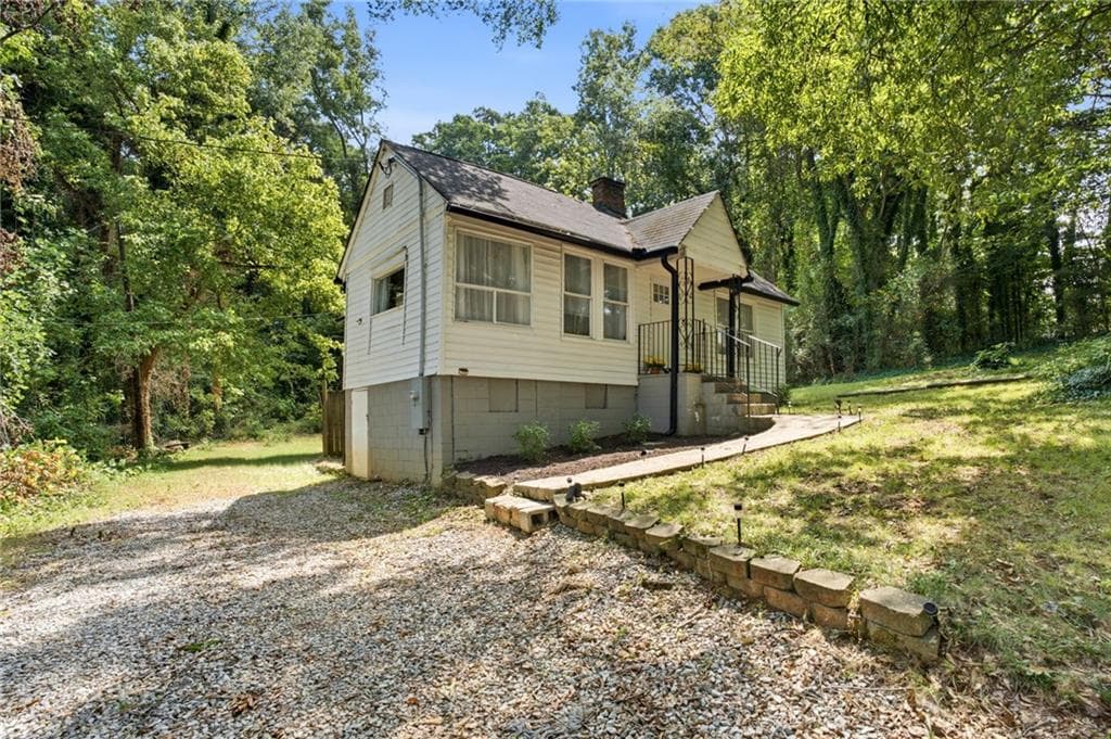 2 bedroom, 1 bathroom, 808 sq ft single family residence for sale at 3383 Lawrence St, Scottdale, GA 30079 — photo 3