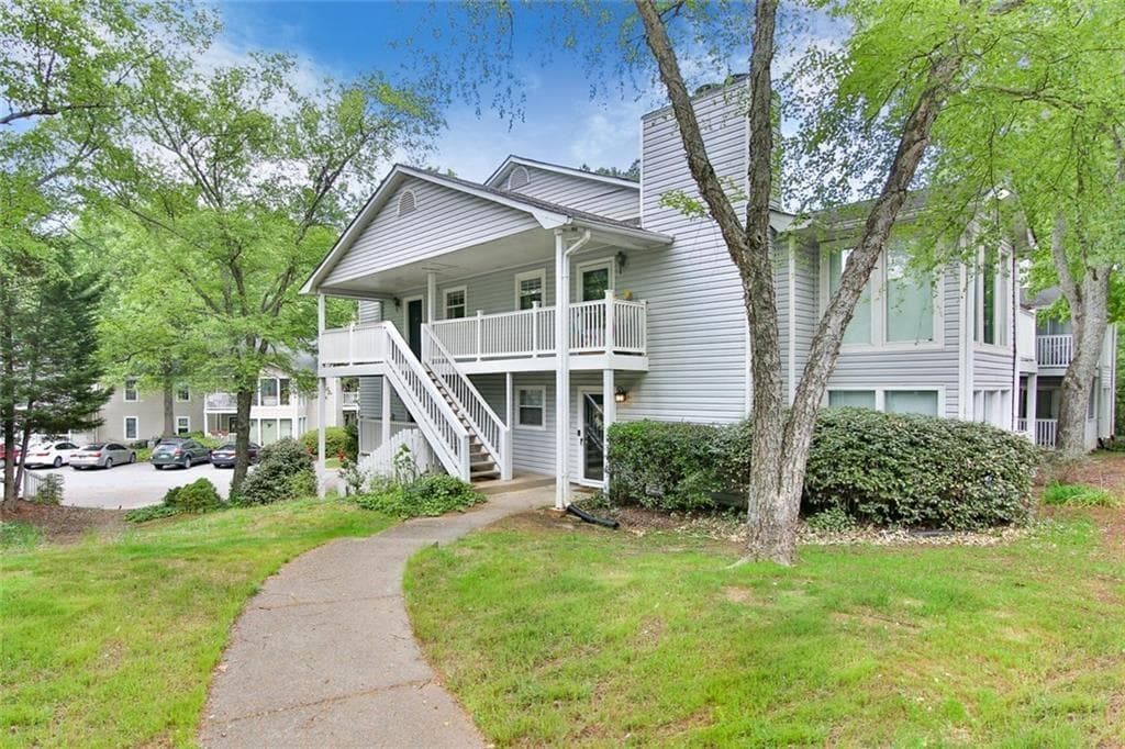 2 bedroom, 1 bathroom, 1,097 sq ft condominium for sale at 2104 Augusta Drive, Marietta, GA 30067 — photo 1 of 33