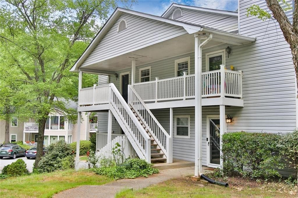 2 bedroom, 1 bathroom, 1,097 sq ft condominium for sale at 2104 Augusta Drive, Marietta, GA 30067 — photo 2