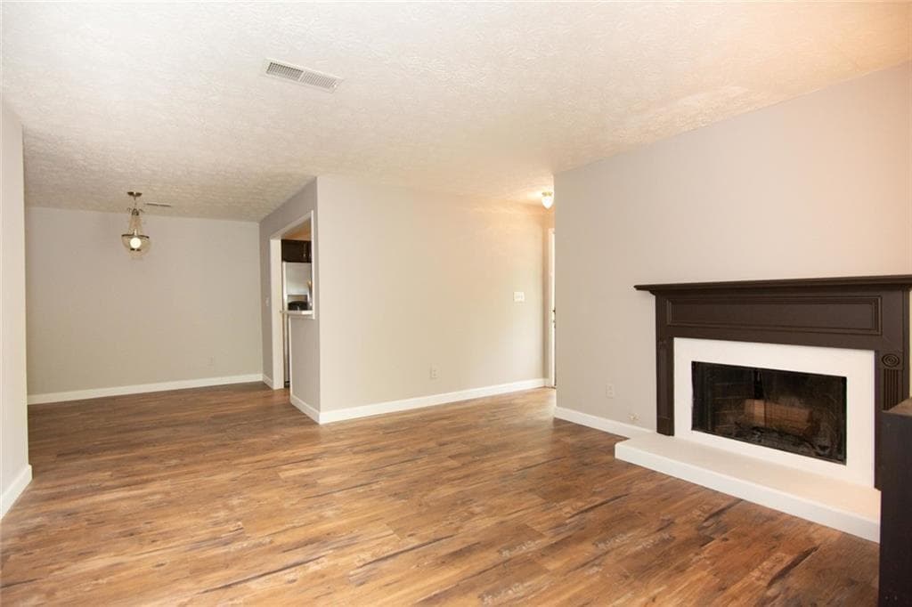 2 bedroom, 1 bathroom, 1,097 sq ft condominium for sale at 2104 Augusta Drive, Marietta, GA 30067 — photo 4