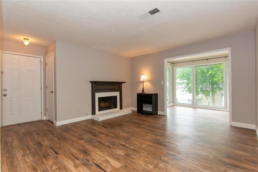 2 bedroom, 1 bathroom, 1,097 sq ft condominium for sale at 2104 Augusta Drive, Marietta, GA 30067 — photo 5