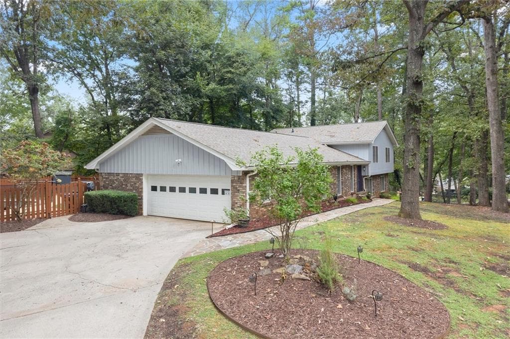4 bedroom, 3 bathroom, 3,068 sq ft single family residence for sale at 1160 Martin Ridge Road, Roswell, GA 30076 — photo 3