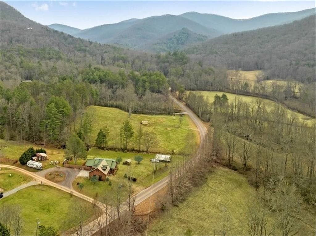5 bedroom, 2 bathroom, 2,300 sq ft single family residence for sale at 4253 Swallows Creek Road, Hiawassee, GA 30546 — photo 5