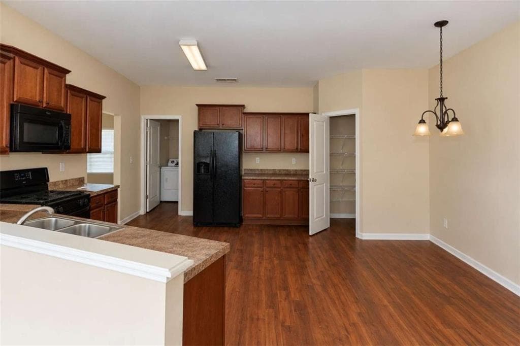 3 bedroom, 2 bathroom, 2,187 sq ft single family residence for sale at 4160 Lindbergh Way, Rex, GA 30273 — photo 4