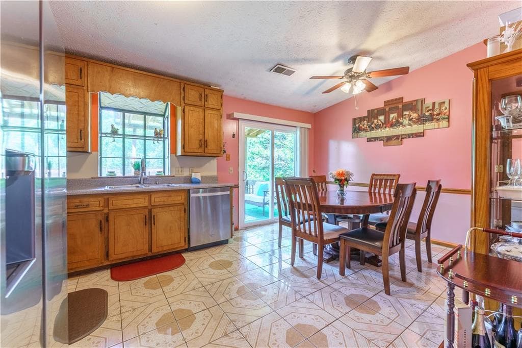 3 bedroom, 2 bathroom, 1,562 sq ft single family residence for sale at 728 Mountain Village Drive, Stone Mountain, GA 30083 — photo 9