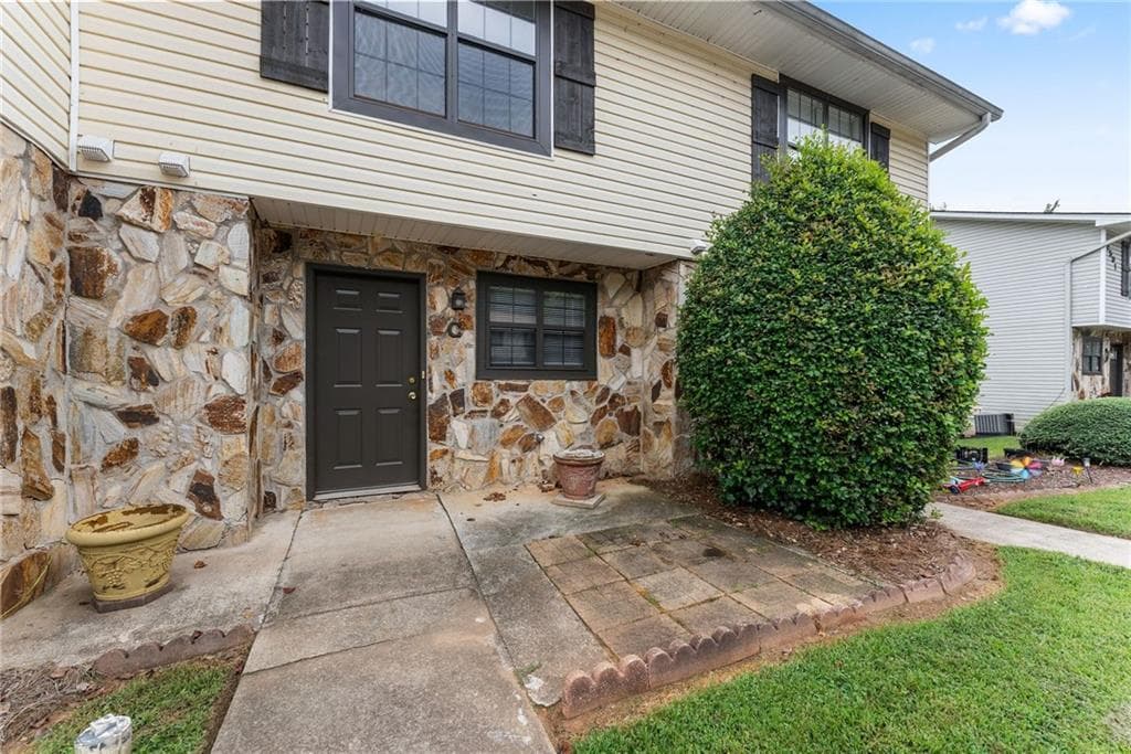 2 bedroom, 3 bathroom, 1,256 sq ft townhouse for sale at 2497 Hidden Cove Court C, Gainesville, GA 30501 — photo 1 of 15