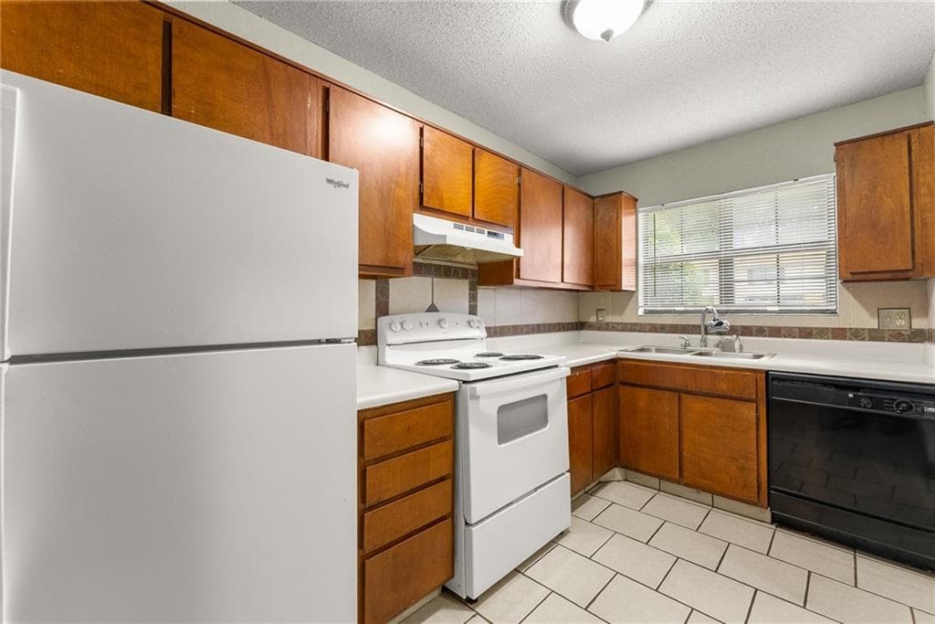 2 bedroom, 3 bathroom, 1,256 sq ft townhouse for sale at 2497 Hidden Cove Court C, Gainesville, GA 30501 — photo 4