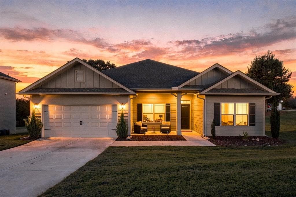4 bedroom, 2 bathroom, 2,115 sq ft single family residence for sale at 296 N Brooks Village Drive, Pendergrass, GA 30567 — photo 2