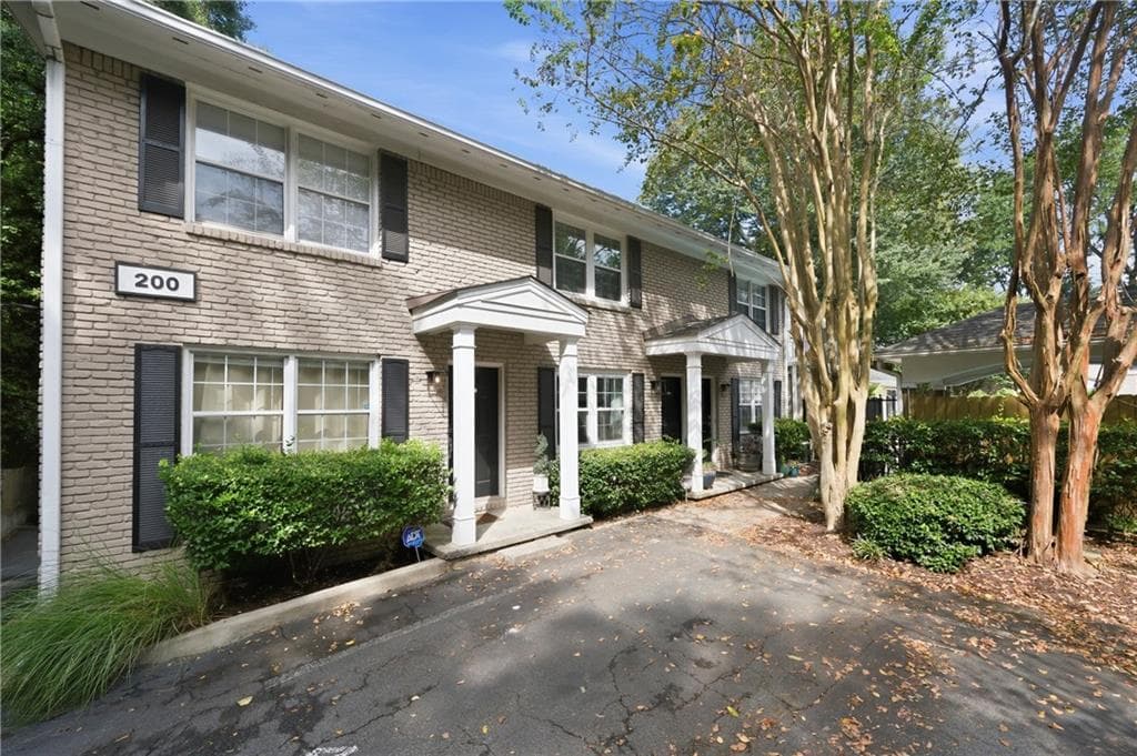 2 bedroom, 2 bathroom, 950 sq ft condominium for sale at 2232 Dunseath Avenue 203, Atlanta, GA 30318 — photo 2