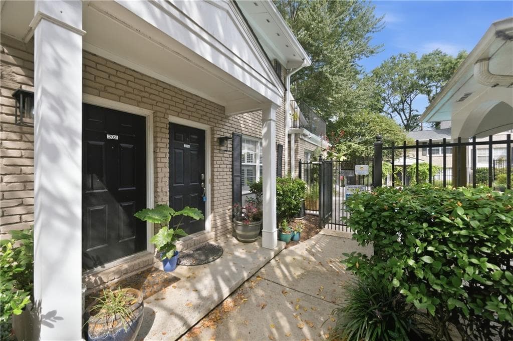 2 bedroom, 2 bathroom, 950 sq ft condominium for sale at 2232 Dunseath Avenue 203, Atlanta, GA 30318 — photo 3
