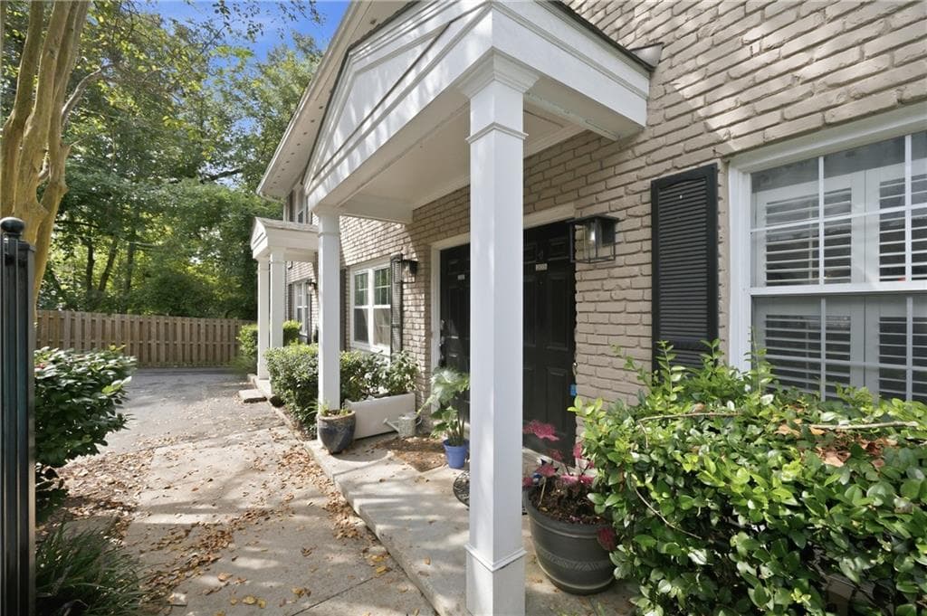 2 bedroom, 2 bathroom, 950 sq ft condominium for sale at 2232 Dunseath Avenue 203, Atlanta, GA 30318 — photo 4