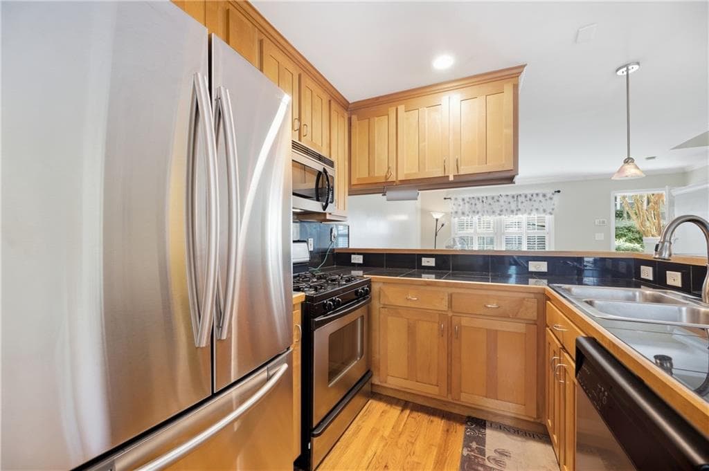 2 bedroom, 2 bathroom, 950 sq ft condominium for sale at 2232 Dunseath Avenue 203, Atlanta, GA 30318 — photo 10