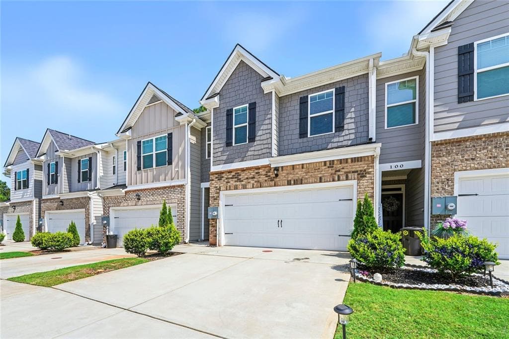 3 bedroom, 3 bathroom, 2,426 sq ft townhouse for sale at 102 Hampton Circle, Mcdonough, GA 30253 — photo 2