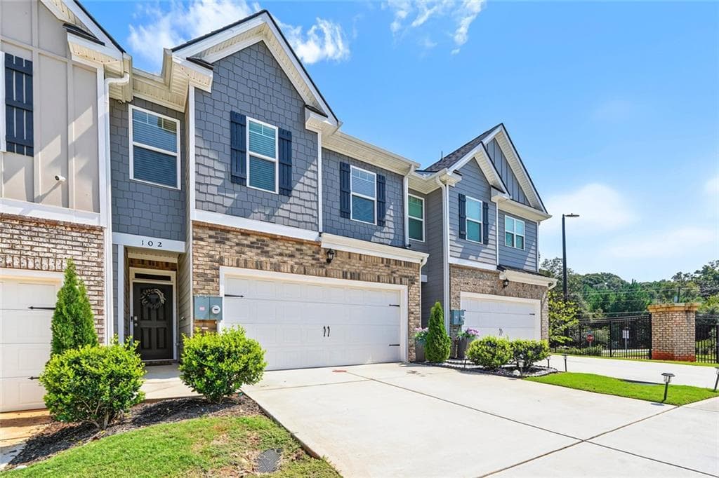 3 bedroom, 3 bathroom, 2,426 sq ft townhouse for sale at 102 Hampton Circle, Mcdonough, GA 30253 — photo 3