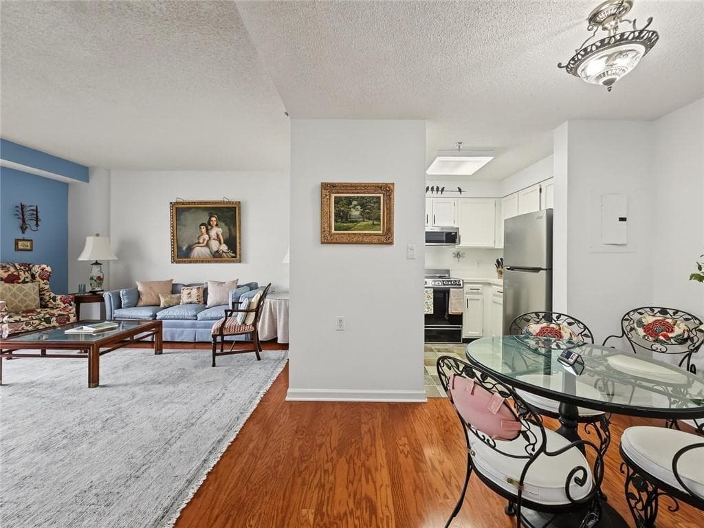 1 bedroom, 1 bathroom, 872 sq ft condominium for sale at 1800 Clairmont Lk A703, Decatur, GA 30033 — photo 4