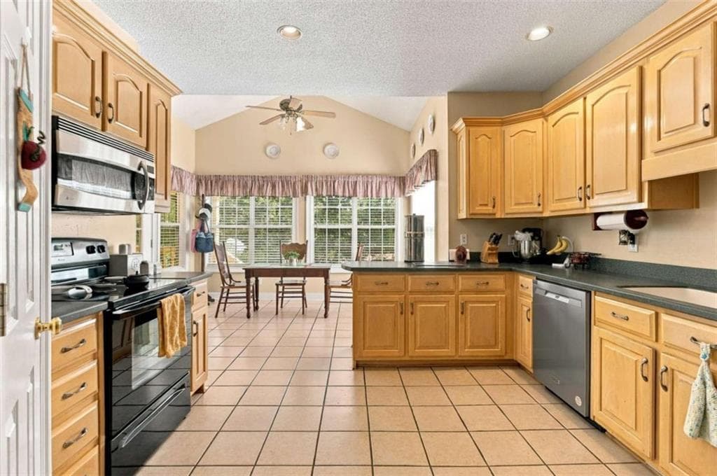 6 bedroom, 5 bathroom, 3,732 sq ft single family residence for sale at 241 Meadow Lakes Boulevard, Cedartown, GA 30125 — photo 8