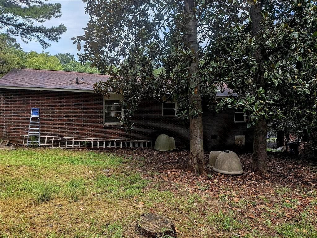 2 bedroom, 2 bathroom, 1,000 sq ft single family residence for sale at 127 Ellendale Lane, Atlanta, GA 30318 — photo 2