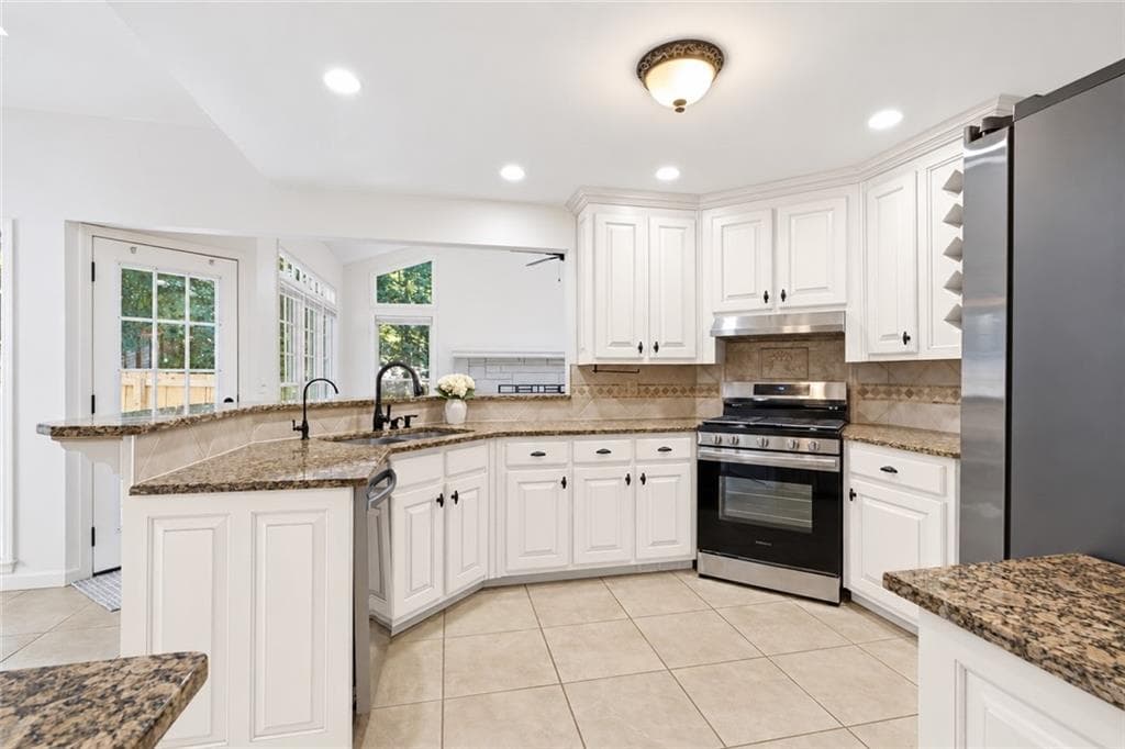 6 bedroom, 4 bathroom, 3,244 sq ft single family residence for sale at 4990 Sawgrass Place, Acworth, GA 30102 — photo 5