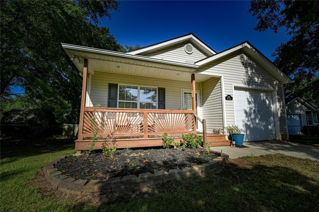 3 bedroom, 2 bathroom, 1,552 sq ft single family residence for sale at 1167 Bell Circle, Madison, GA 30650