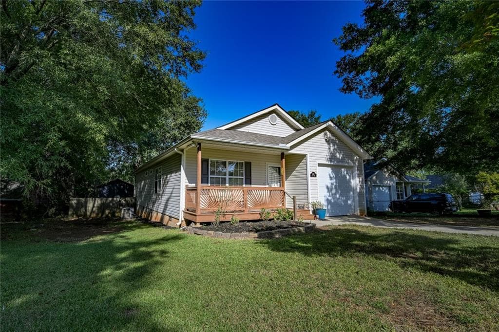 3 bedroom, 2 bathroom, 1,552 sq ft single family residence for sale at 1167 Bell Circle, Madison, GA 30650 — photo 2