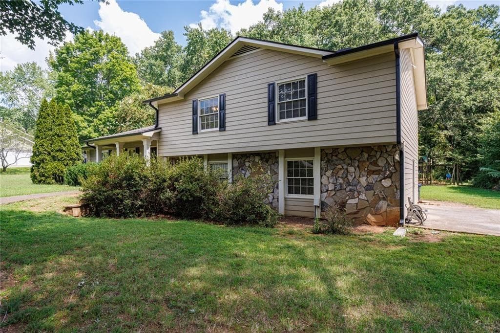 4 bedroom, 2 bathroom, 2,844 sq ft single family residence for sale at 875 Windsor Trail, Roswell, GA 30076 — photo 3