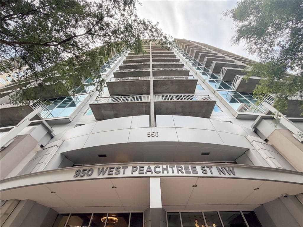 1 bedroom, 1 bathroom, 828 sq ft condominium for sale at 950 W Peachtree Street 913, Atlanta, GA 30309 — photo 2