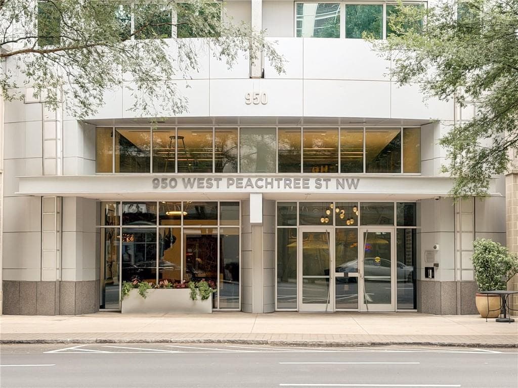 1 bedroom, 1 bathroom, 828 sq ft condominium for sale at 950 W Peachtree Street 913, Atlanta, GA 30309 — photo 3