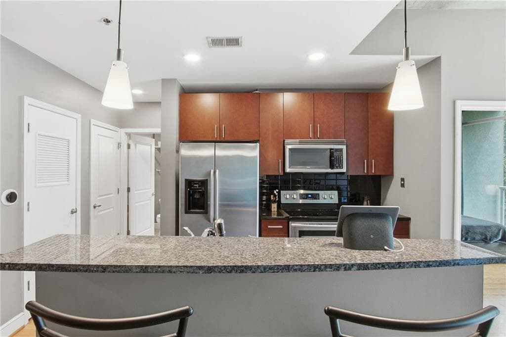 1 bedroom, 1 bathroom, 828 sq ft condominium for sale at 950 W Peachtree Street 913, Atlanta, GA 30309 — photo 10