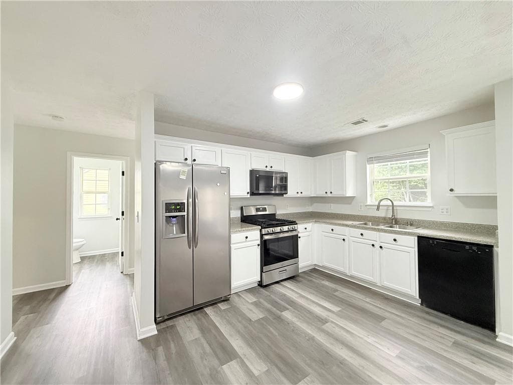 4 bedroom, 4 bathroom, 2,199 sq ft single family residence for sale at 928 Shannon Road, Loganville, GA 30052 — photo 3