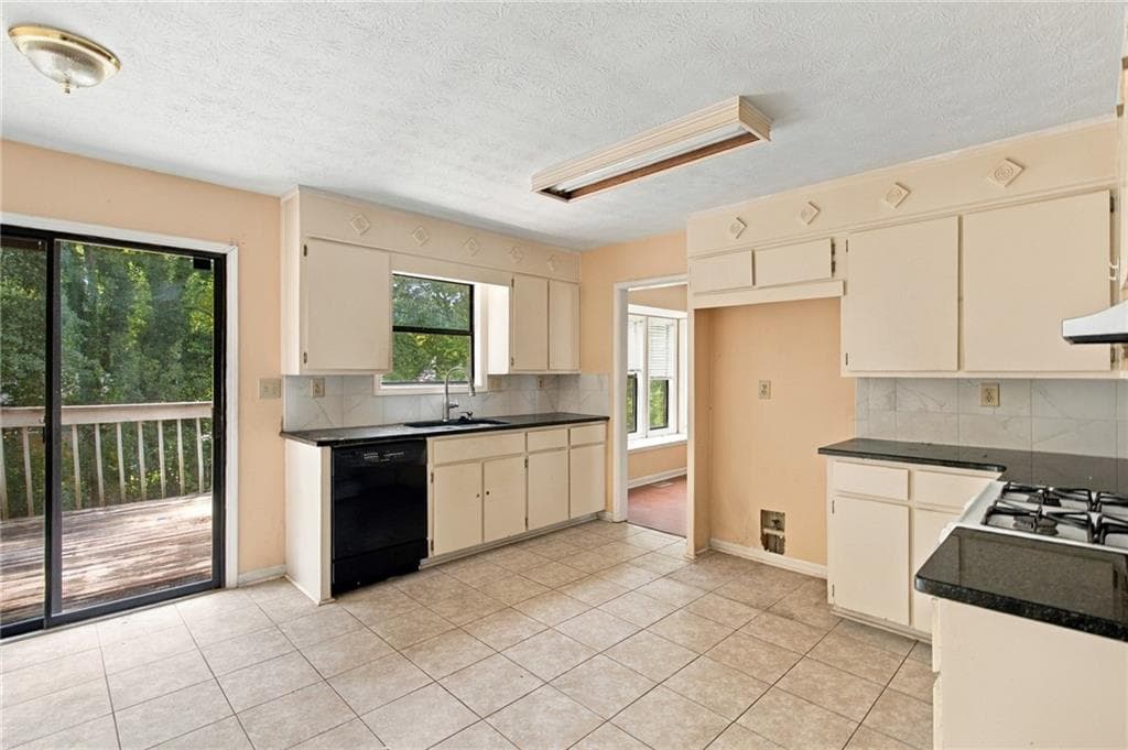 4 bedroom, 3 bathroom, 2,460 sq ft single family residence for sale at 371 Saint Simons Cove, Lawrenceville, GA 30044 — photo 5