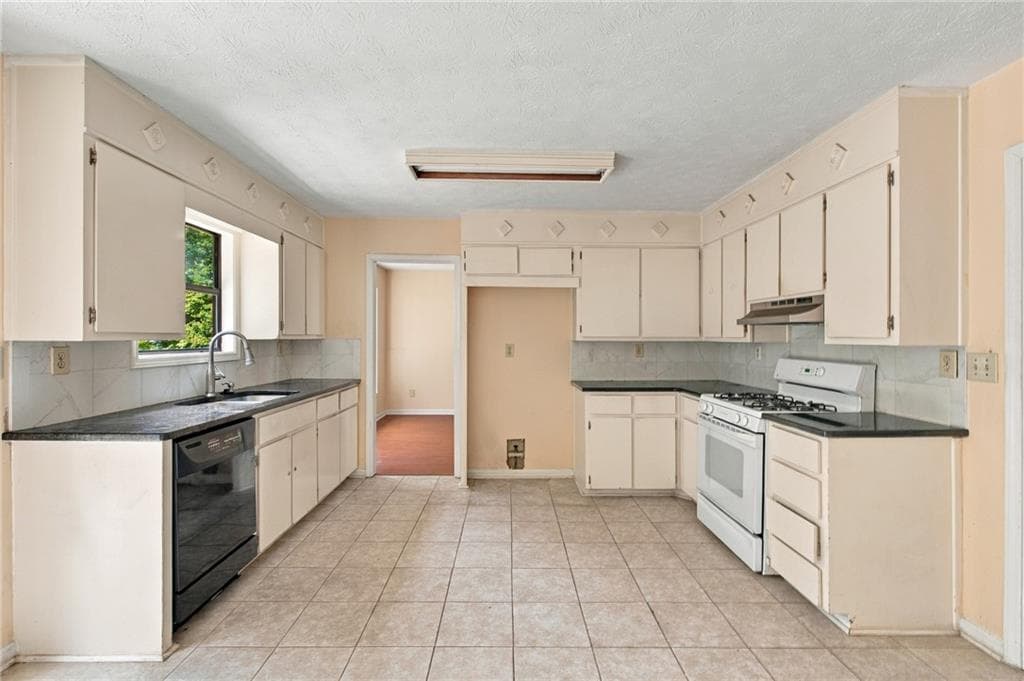 4 bedroom, 3 bathroom, 2,460 sq ft single family residence for sale at 371 Saint Simons Cove, Lawrenceville, GA 30044 — photo 6