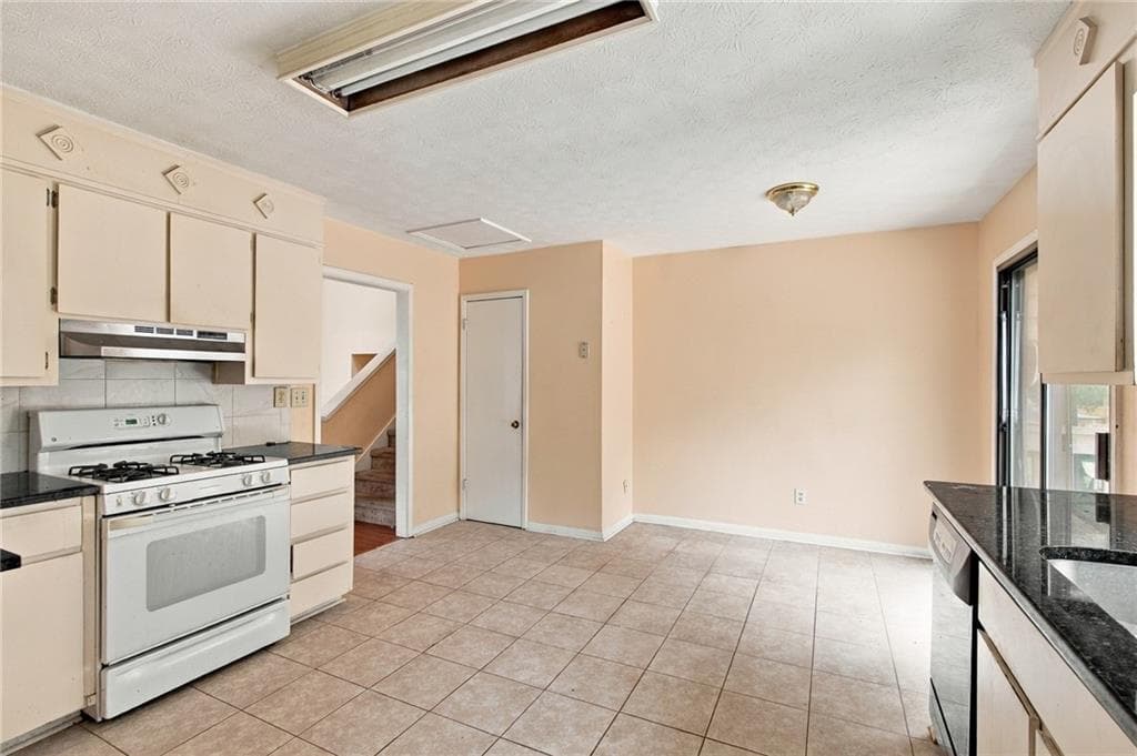 4 bedroom, 3 bathroom, 2,460 sq ft single family residence for sale at 371 Saint Simons Cove, Lawrenceville, GA 30044 — photo 8
