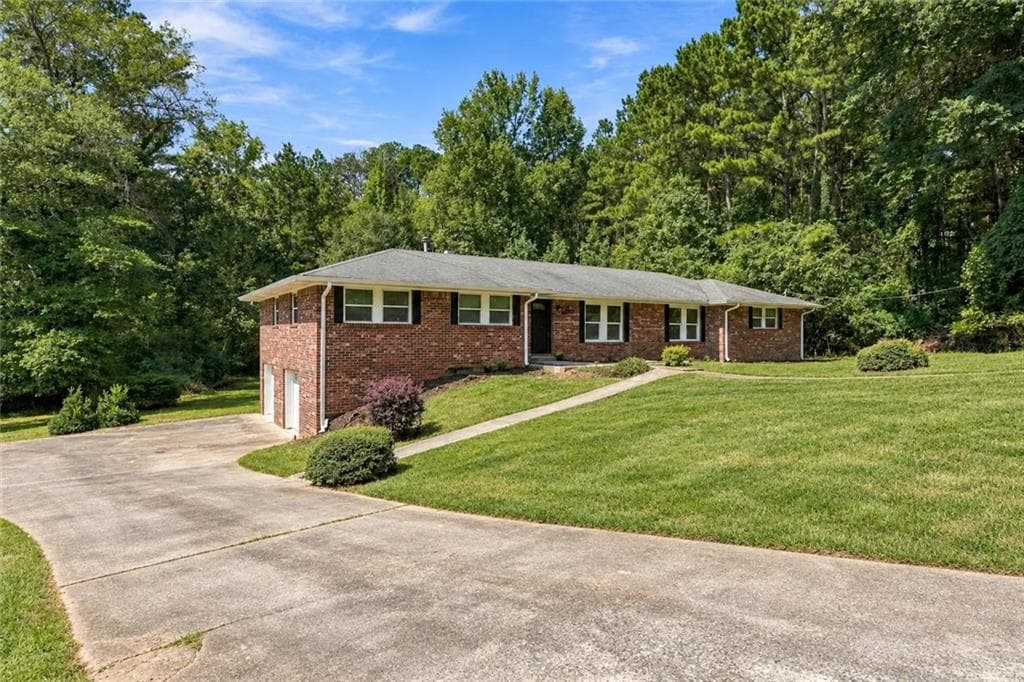 4 bedroom, 3 bathroom, 2,501 sq ft single family residence for sale at 4195 Valley Lake Terrace, Atlanta, GA 30349 — photo 2