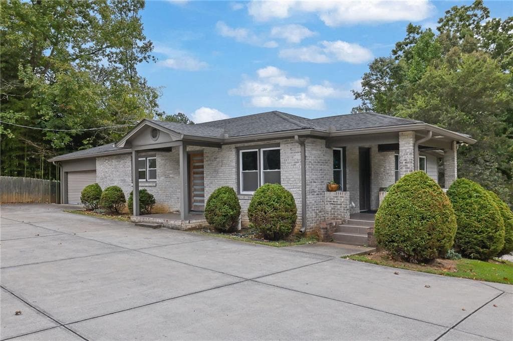 3 bedroom, 2 bathroom, 1,932 sq ft single family residence for sale at 5638 Lake Acworth Drive, Acworth, GA 30101 — photo 4