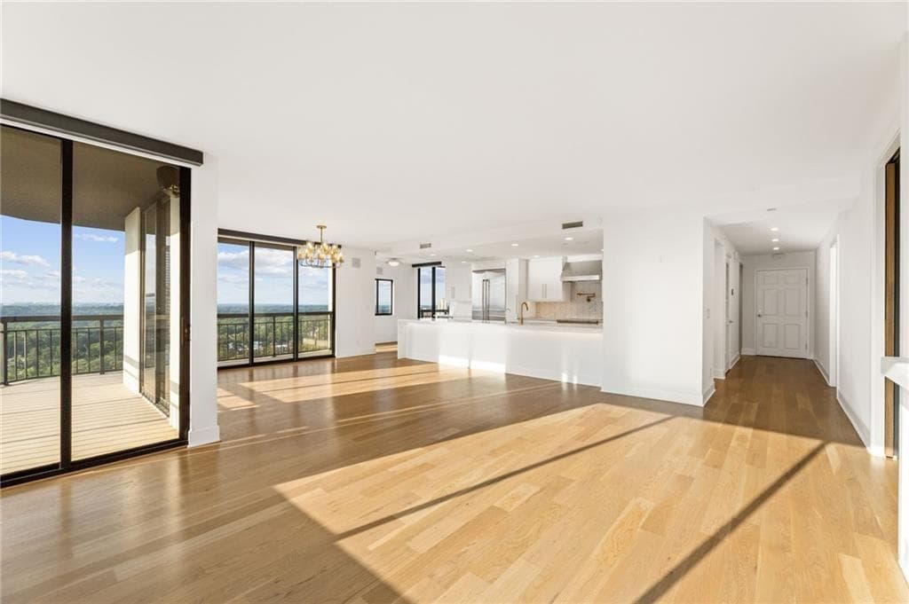 3 bedroom, 3 bathroom, 2,100 sq ft condominium for sale at 3481 Lakeside Drive P206, Atlanta, GA 30326 — photo 2
