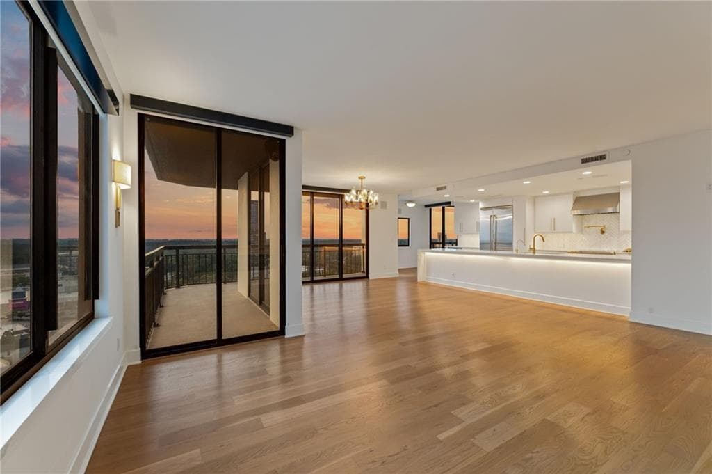 3 bedroom, 3 bathroom, 2,100 sq ft condominium for sale at 3481 Lakeside Drive P206, Atlanta, GA 30326 — photo 3