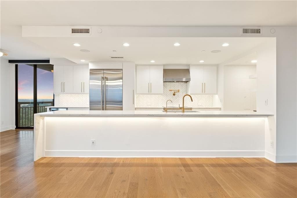 3 bedroom, 3 bathroom, 2,100 sq ft condominium for sale at 3481 Lakeside Drive P206, Atlanta, GA 30326 — photo 4