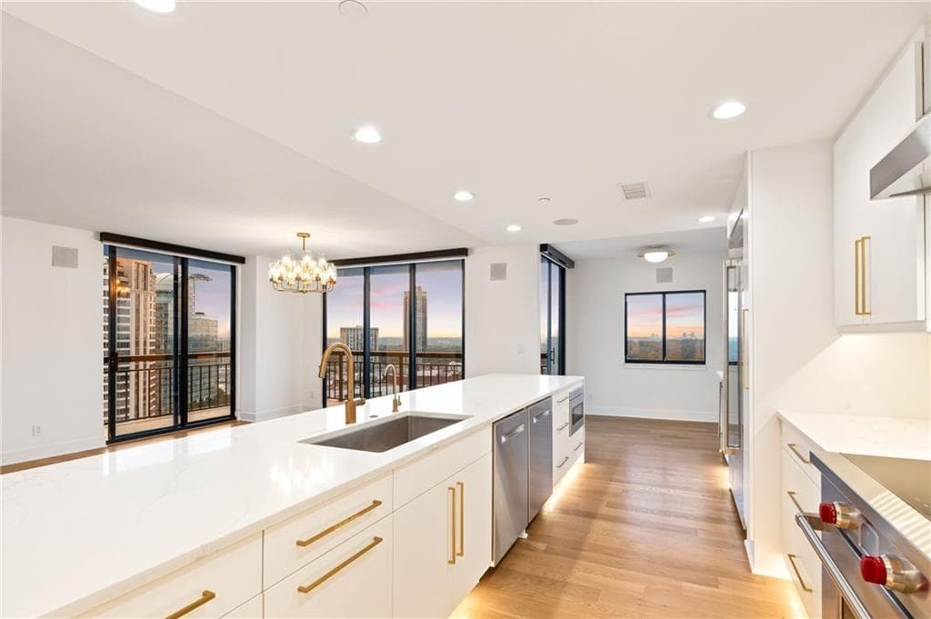 3 bedroom, 3 bathroom, 2,100 sq ft condominium for sale at 3481 Lakeside Drive P206, Atlanta, GA 30326 — photo 5