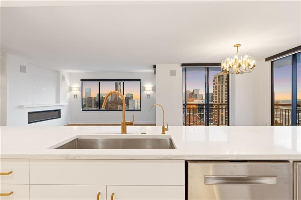 3 bedroom, 3 bathroom, 2,100 sq ft condominium for sale at 3481 Lakeside Drive P206, Atlanta, GA 30326 — photo 10