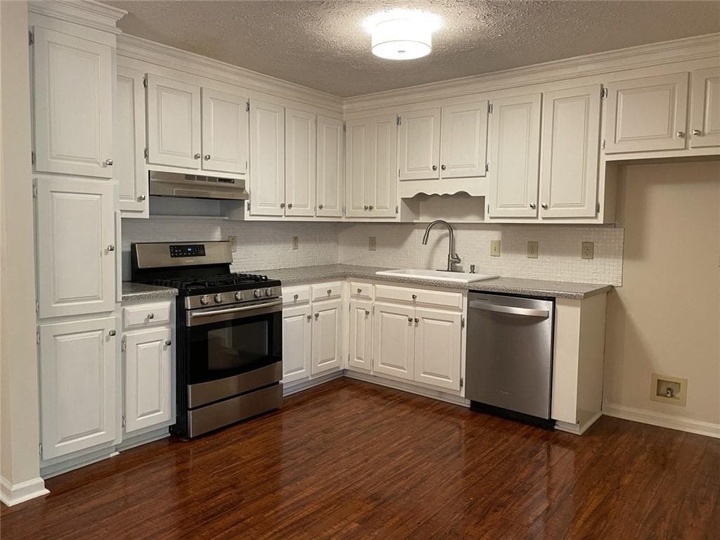 4 bedroom, 3 bathroom, 2,844 sq ft single family residence for sale at 1024 Laurel Lake Drive, Ball Ground, GA 30107 — photo 7